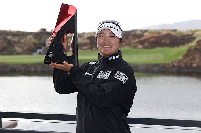 5일(한국시간) 막을 내린 미국여자프로골프(LPGA) 투어 신설 대회인 블랙 데저트 챔피언십에서 '초대 챔피언'에 오른 유해란이 트로피를 들고 환한 미소를 지어 보이고 있다. AP연합뉴스