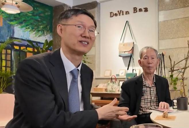 문형배 전 헌법재판소장 권한대행(왼쪽)과 김장하 선생. [사진 = MBC경남 뉴스 유튜브]