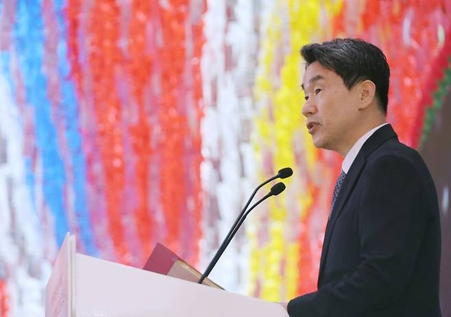 이주호 대통령 권한대행 부총리 겸 교육부 장관이 5일 서울 종로구 조계사에서 열린 부처님오신날 봉축법요식에서 축사하고 있다.  [대통령실사진기자단]