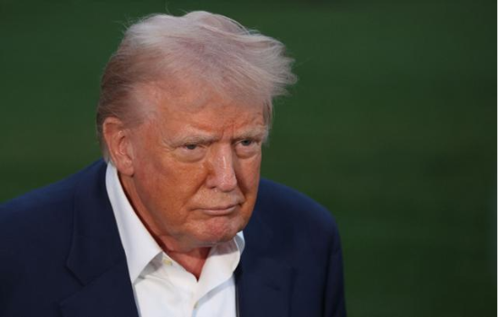 도널드 트럼프 미국 대통령이 플로리다에 위치한 자신의 리조트에서 워싱턴 백악관으로 돌아온 5월 4일 사우스론에서 기자들로부터 질문을 받고 있다. (출처=AFP 연합뉴스)