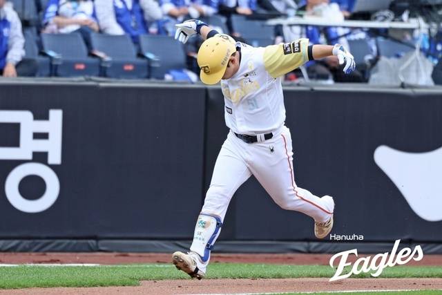 문현빈이 5일 대전 삼성전에서 홈런을 친 뒤 기뻐하고 있다. 사진=한화 제공