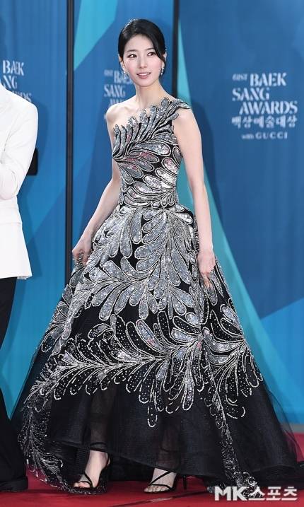 묶은 머리와 최소한의 악세서리는화려함보다 절제된 우아함을 선택한 수지의 스타일 철학을 보여줬다. 사진=천정환 기자