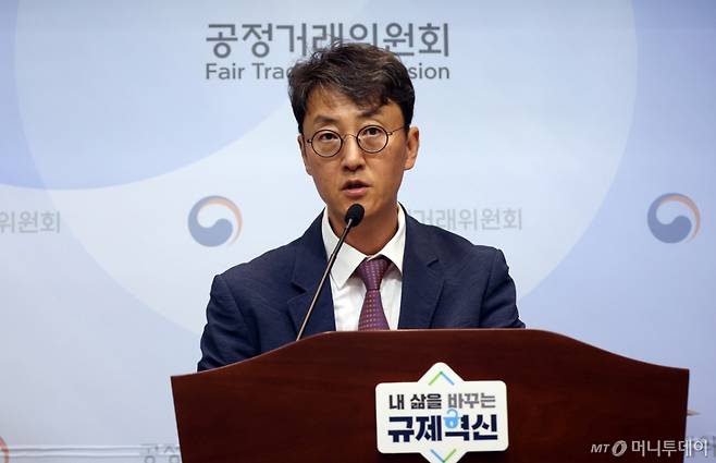 [세종=뉴시스] 강종민 기자 = 최장관 공정거래위원회 기업집단감시국장이 1일 세종시 정부세종청사에서 자산총액 5조 원 이상인 92개 기업집단을 공시대상기업집단으로 지정·통지했다고 밝히고 있다.    공시대상기업집단 수는 지난해 보다 4개 증가했고 신규 지정된 기업은 엘아이지, 대광, 사조, 빗썸, 유코카캐리어스 등 5개사다. 2025.05.01. ppkjm@newsis.com /사진=강종민