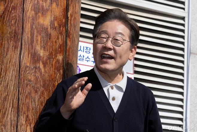 (영월=뉴스1) 이재명 기자 = '골목골목 경청투어 : 단양팔경편'에 나선 이재명 더불어민주당 대통령 후보가 4일 오후 강원 영월군 영월서부시장에서 시민들을 향해 연설하고 있다. 2025.5.4/뉴스1  Copyright (C) 뉴스1. All rights reserved. 무단 전재 및 재배포,  AI학습 이용 금지. /사진=(영월=뉴스1) 이재명 기자