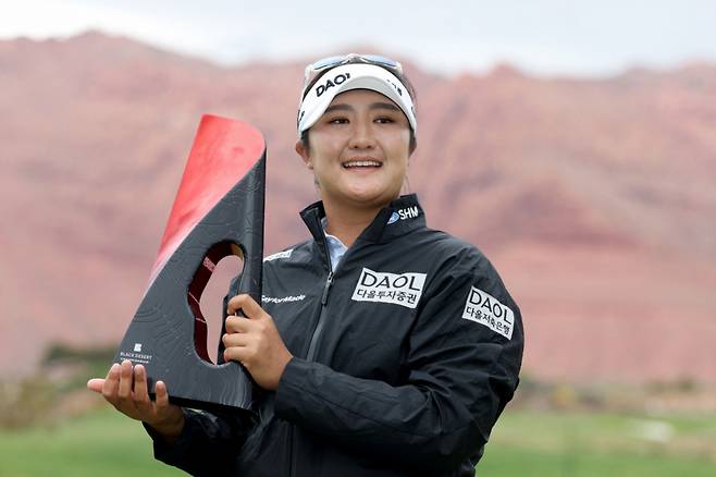 골프 선수 유해란이 4일(현지시간) 유타주 세인트 조지에 있는 블랙 데저트 리조트 골프코스에서 열린 LPGA 투어 신설 대회인 블랙 데저트 챔피언십서 '와이어 투 와이어'로 LPGA 통산 3번째 우승 트로피를 들고 기뻐하고 있다. /사진=뉴스1