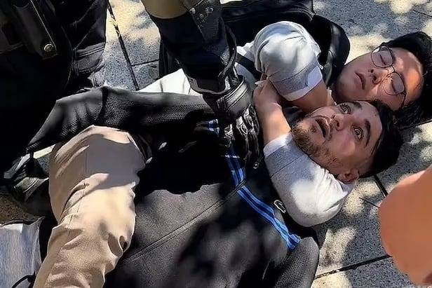 중국인 사진작가가 소매치기범을 목 조르기로 제압했다./사진=엑스 갈무리