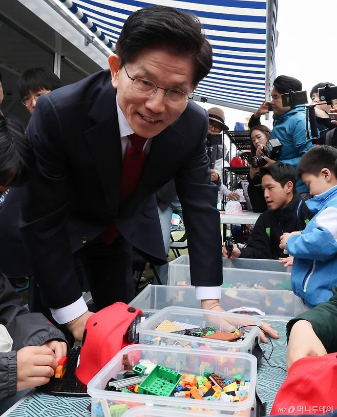 (서울=뉴스1) 허경 기자 = 김문수 국민의힘 대통령 후보가 5일 서울 종로구 광화문광장육조마당에서 열린 가족 동행 축제 '펀펀한 광화문광장'을 방문해 어린이들과 블럭 모자를 만들고 있다. 2025.5.5/뉴스1  Copyright (C) 뉴스1. All rights reserved. 무단 전재 및 재배포,  AI학습 이용 금지. /사진=(서울=뉴스1) 허경 기자