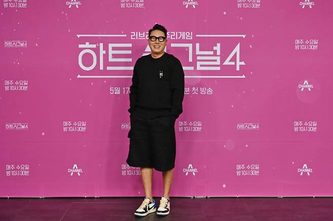방송인 이상민이 17일 오전 온라인으로 진행된 채널A '하트시그널 시즌4' 제작발표회에 참석해 포즈를 취하고 있다.  '하트시그널'은 청춘 남녀들이 '시그널 하우스'에 머물며 서로 '썸'을 타고, 연예인 예측단이 이들의 심리를 추리하는 연애 리얼리티 프로그램. 오는 17일 밤 10시 30분 첫 방송된다. / 사진제공 = 채널A
