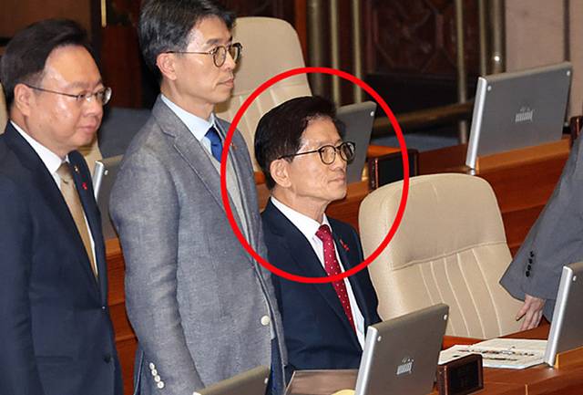 지난해 12월 서울 여의도 국회에서 열린 비상계엄 선포 관련 긴급현안질문에 출석한 조규홍(왼쪽) 보건복지부 장관 등 국무위원들이 서영교 더불어민주당의 계엄 사태와 관련해 사과를 요구하자 자리에서 일어나고 있다. 김문수 고용노동부 장관은 자리에 앉아 있다. 뉴시스