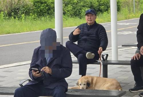 한강공원의 한 벤치에서 윤석열 전 대통령이 반려견과 앉아있는 모습. 온라인커뮤니티 캡처