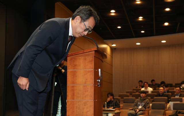 유영상 SK텔레콤 대표가 지난 2일 서울 중구 SKT타워에서 열린 유심 정보 유출 관련 일일 브리핑에서 고개 숙여 사과하고 있다.  연합뉴스