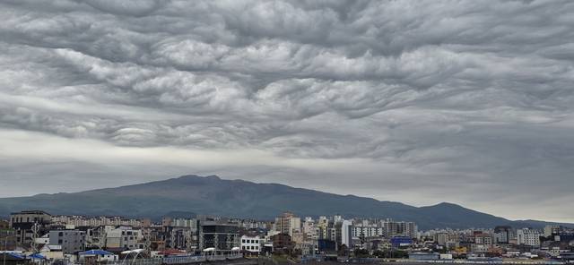 어린이날인 5일 오후 제주시 삼양동에서 본 한라산 위 기묘한 파상고층운의 모습. 연합뉴스