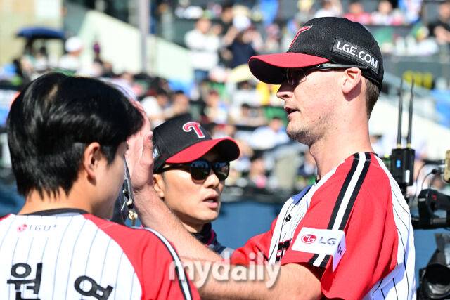 4일 오후 서울 잠실구장에 진행된 '2025 신한 SOL뱅크 KBO 리그' SSG-LG의 경기.LG 선발 코엔 윈이 6이닝 3실점으로 호투한 뒤 더그아웃으로 향하고 있다./잠실=곽경훈 기자