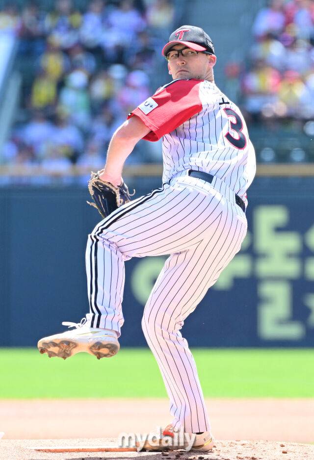 4일 오후 서울 잠실구장에 진행된 '2025 신한 SOL뱅크 KBO 리그' SSG-LG의 경기.LG 선발 코엔 윈이 박동원 포수와 사인을 맞추고 있다./잠실=곽경훈 기자