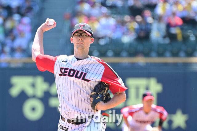 4일 오후 서울 잠실구장에 진행된 '2025 신한 SOL뱅크 KBO 리그' SSG-LG의 경기.LG 선발 코엔 윈이 박동원 포수와 사인을 맞추고 있다./잠실=곽경훈 기자