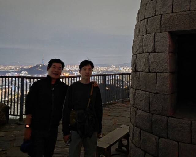 이연복이 손자와 밤 산책에 나섰다. / 이연복 소셜미디어 캡처