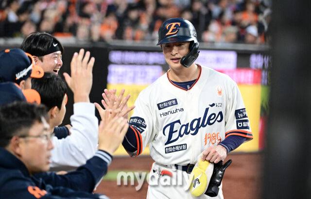 2025년 4월 11일 오후 대전 한화생명 볼파크에서 진행된 '2025 신한 SOL뱅크 KBO 리그' 키움 히어로즈와 한화 이글스의 경기.한화 3루 주자 이진영이 2회말 2사 1.3루서 플로리얼의 1타점 적시타 때 홈을 밟고 기뻐하고 있다./마이데일리