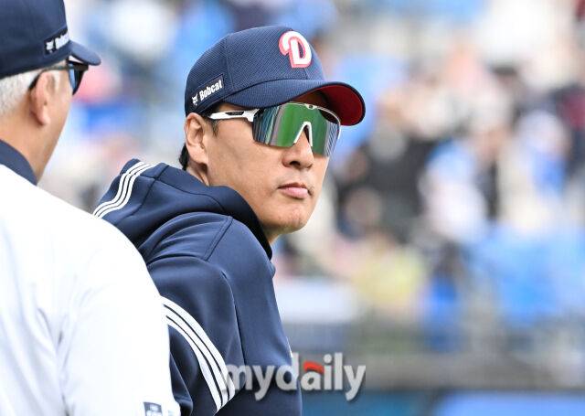 27일 오후 서울 잠실야구장에서 진행된 '2025 프로야구 KBO리그' 두산 베어스와 롯데 자이언츠의 경기. 두산 이승엽 감독이 경기에서 승리한 뒤 관중석을 바라보고 있다./마이데일리