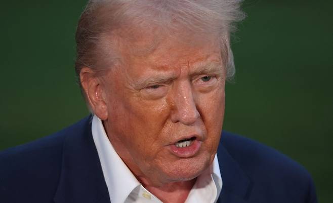 4일(현지시간) 도널드 트럼프 미국 대통령이 미국  워싱턴 DC 백악관으로 돌아온 후 사우스 론에서 언론의 질문을 받고 있다. [AFP]