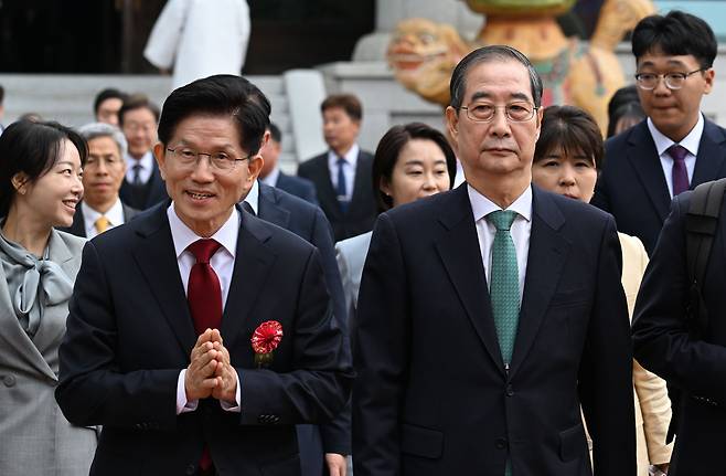 김문수(왼쪽) 국민의힘 대선 후보와 한덕수 무소속 대선 예비후보가 5일 서울 종로구 조계사에서 열린 불기 2569년 부처님오신날 봉축법요식에 참석하고 있다. 박해묵 기자