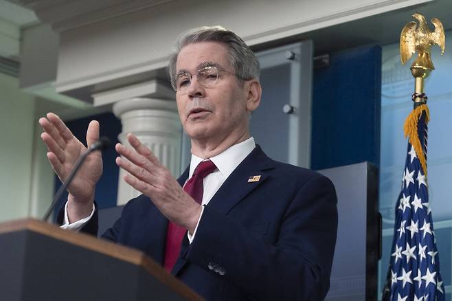 스콧 베선트 미 재무장관이 29일(현지시간) 백악관 브리핑에서 질문에 답하고 있다. [AP]
