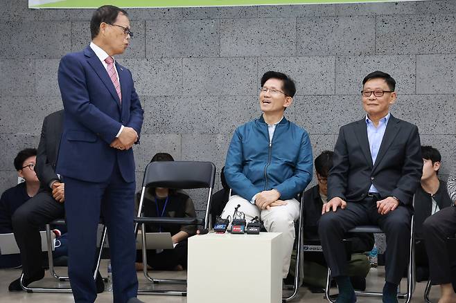 국민의힘 김문수 대선 후보가 지난 4일 한센인 마을인 경기도 포천시 장자마을을 방문, 이길용 한국한센인총연합회 회장 발언을 듣던 중 이 회장이 후보 단일화를 한다면 양보하지 말라는 취지로 말하자 미소를 짓고 있다. [연합]