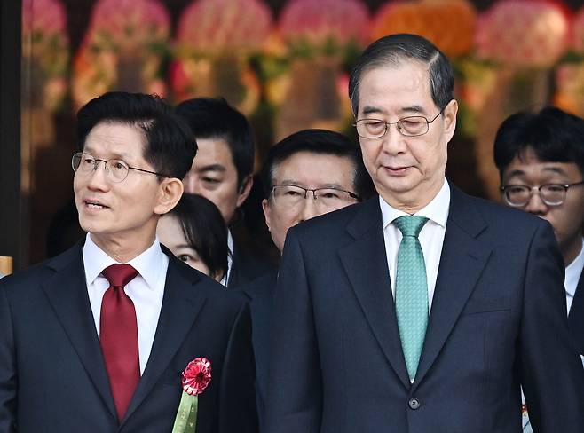 국민의힘 김문수 대선 후보(왼쪽)와 무소속 한덕수 대선 예비후보가 5일 서울 종로구 조계사에서 봉축법요식에 입장하고 있다. [연합]