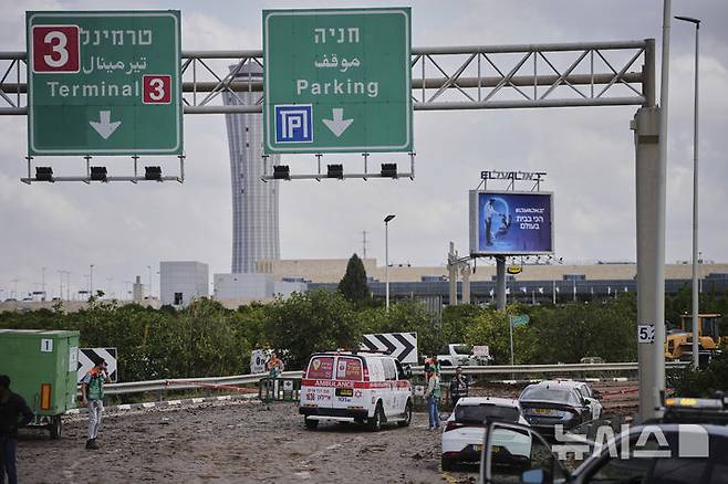 [텔아비브=AP/뉴시스] 4일(현지 시간) 이스라엘 텔아비브 벤구리온 국제공항에서 군과 경찰이 예멘 후티 반군 미사일이 떨어진 구역을 조사하고 있다. 이날 후티 반군이 쏜 미사일이 공항 주변에 낙하하면서 6명이 부상했다. 2025.05.04.