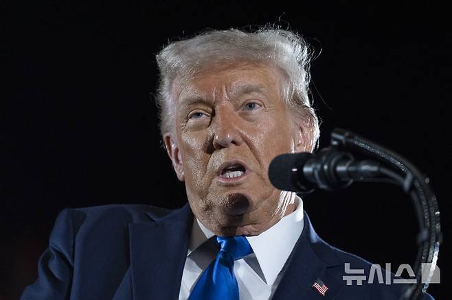 [앨라배마=AP/뉴시스]도널드 트럼프 미국 대통령이 지난 1일(현지 시간) 앨라배마주 터스컬루사에 있는 앨라배마 대학교에서 졸업식 연설을 하고 있다. 2025.05.05.