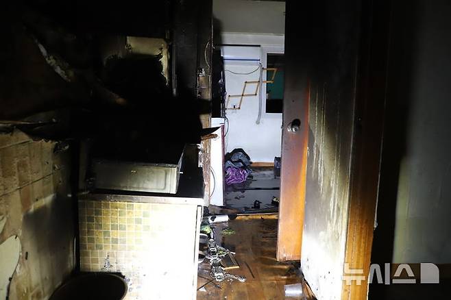 [충주=뉴시스] 화재 현장 (사진= 충주소방서 제공) 2025.05.05. photo@newsis.com *재판매 및 DB 금지