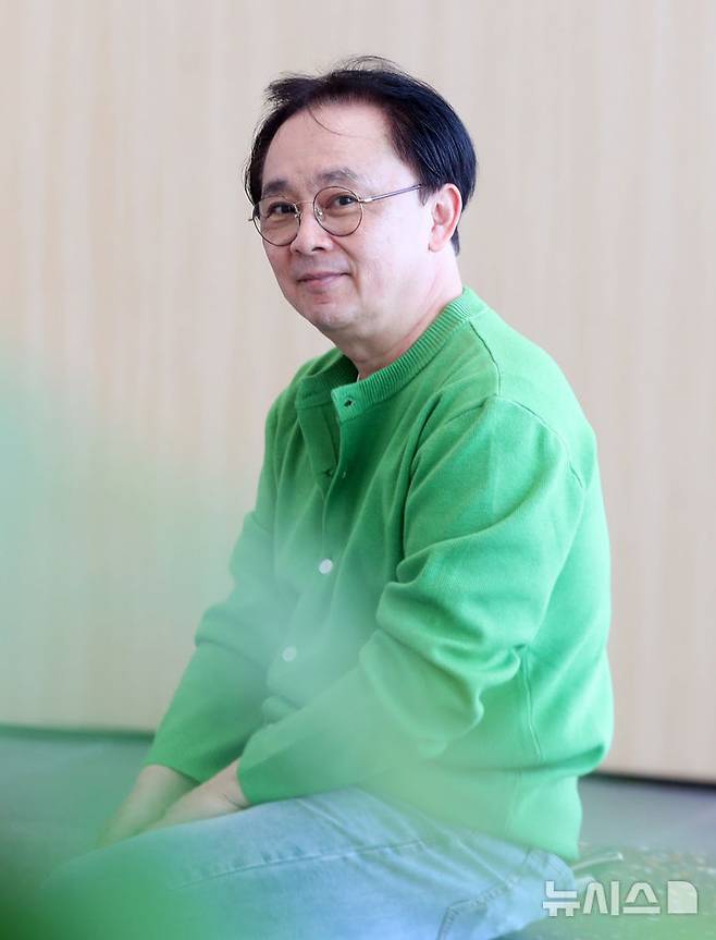 [서울=뉴시스] 김혜진 기자 = 배우 김정훈이 지난 21일 오후 서울 중구 뉴시스에서 인터뷰에 앞서 포즈를 취하고 있다. 2025.04.23. jini@newsis.com