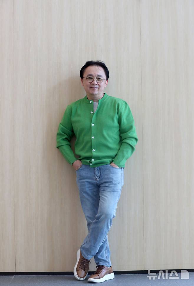 [서울=뉴시스] 김혜진 기자 = 배우 김정훈이 지난 21일 오후 서울 중구 뉴시스에서 인터뷰에 앞서 포즈를 취하고 있다. 2025.04.23. jini@newsis.com