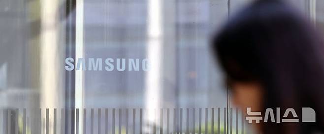 [서울=뉴시스] 박주성 기자 = 30일 서울 서초구 삼성전자 서초사옥에 직원들이 오가고 있다. 삼성전자는 올해 1분기(1~3월) 연결 기준으로 매출 79조1405억원, 영업이익 6조6853억원의 실적을 기록했다고 밝혔다.매출은 분기 기준 사상 최대다. 전년 같은 분기 71조9156억원 대비 10.1% 증가했다. 2025.04.30. park7691@newsis.com