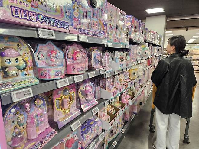 [서울=뉴시스] 이마트가 어린이날을 앞두고 마이멜로디, 캐치티니핑, 헬로카봇, 또봇 등 대인기 캐릭터 완구 할인 행사를 진행한다고 25일 밝혔다. (사진=이마트 제공) *재판매 및 DB 금지