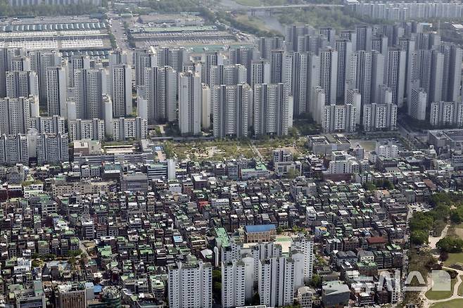 [서울=뉴시스] 최동준 기자 = 이날 서울 시내 아파트 단지 모습. 2025.04.28. photocdj@newsis.com