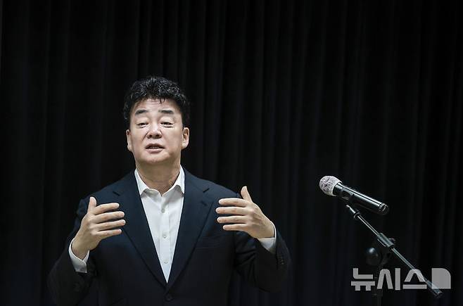 [서울=뉴시스] 정병혁 기자 = 백종원 더본코리아 대표가 28일 서울 서초구의 한 회의공간에서 열린 더본코리아 주주총회에서 취재진의 질문에 답하고 있다. 2025.03.28. jhope@newsis.com