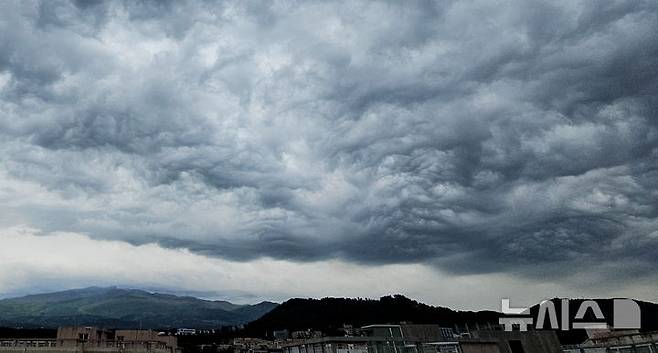 [제주=뉴시스] 우장호 기자 = 어린이날인 5일 오전 제주 하늘에 '거친물결구름'이 지나고 있다. 거친물결구름은 구름 속 공기 덩어리 파동이 구름 안에 갇혀서 올라갔다 내려갔다를 반복하게 되는데, 그때 구름 아래가 물결치듯 일렁이게 되는 현상이다. 2025.05.05. woo1223@newsis.com