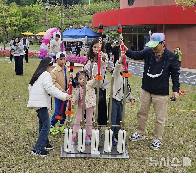 [증평=뉴시스] 충북 증평군은 5일 증평읍 좌구산휴양랜드 별천지숲인성학교에서 103회 어린이날 체험 행사를 열었다. (사진= 좌구산휴양랜드 제공) 2025.05.05. photo@newsis.com *재판매 및 DB 금지