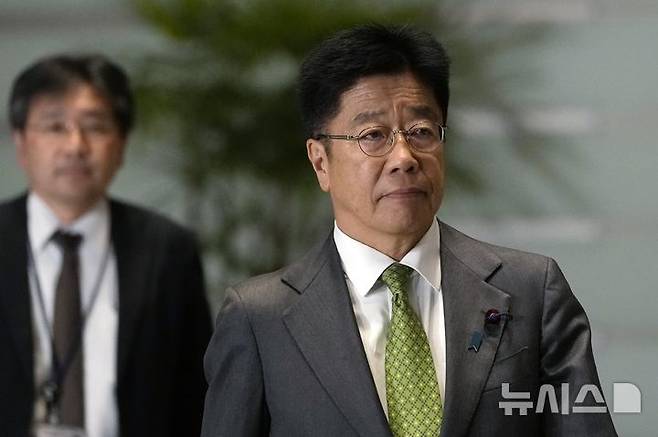 [도쿄=AP/뉴시스] 가토 가쓰노부 일본 재무상이 7일 미국의 상호관세 부과로 세계 금융시장이 크게 흔들리는 것과 관련해 "투자자들은 냉정하게 판단하는 것이 중요하다"고 밝혔다. 사진은 지난해 11월11일 가토 재무상이 총리 관저에 도착한 모습. 2025.04.07.