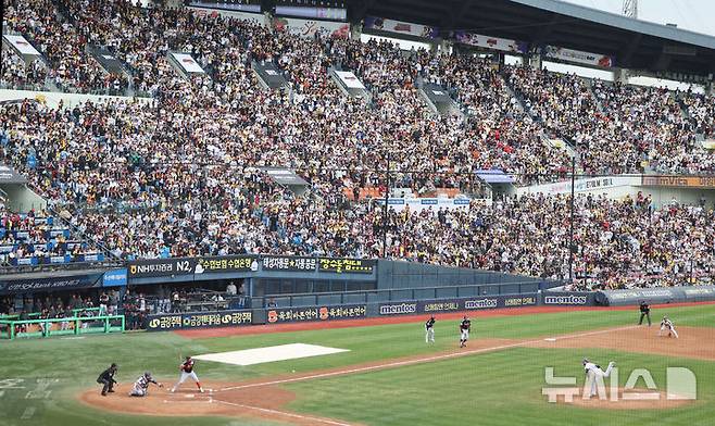 [서울=뉴시스] 김선웅 기자 = 어린이날인 5일 서울 송파구 잠실야구장에서 열린 2025 프로야구 LG 트윈스 vs 두산 베어스의 경기, 야구팬들이 경기를 관람하고 있다. 2025.05.05. mangusta@newsis.com