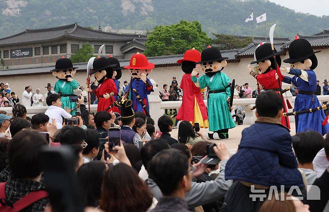 [서울=뉴시스] 조수정 기자 = 103주년 어린이날인 5일 서울 종로구 경복궁 광화문 월대에서 어린이와 가족, 관광객들이 수문장 어린이날 특별행사로 열린 인형탈 파수의식을 관람하고 있다. 2025.05.03. chocrystal@newsis.com