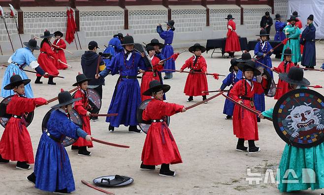 [서울=뉴시스] 조수정 기자 = 103주년 어린이날인 5일 서울 종로구 경복궁에서 어린이들이 조선시대 군인이 되어보는 갑사 취재(甲士 取材) 체험을 하고 있다. 갑사 취재는 조선시대 직업군인인 갑사를 선발하는 시험제도다. 2025.05.03. chocrystal@newsis.com