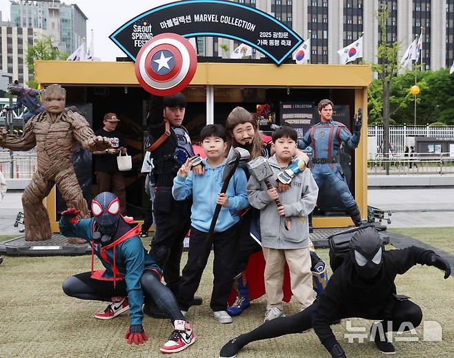 [서울=뉴시스] 조수정 기자 = 103주년 어린이날인 5일 서울 종로구 광화문광장에서 열린 '펀펀한 광화문광장'에서 어린이들이 마블 캐릭터와 기념촬영을 하고 있다. 2025.05.03. chocrystal@newsis.com