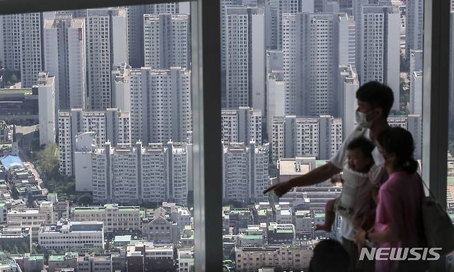 [서울=뉴시스] 생애 첫 내집 마련 전략을 세우려면, 나의 현재 자금력, 무주택 유지 기간, 거주 계획, 대출 가능성 등을 종합적으로 고려하는 것이 중요하다. 서울 송파구 롯데월드타워 전망대 서울스카이에서 아파트들이 보이고 있다. 뉴시스DB 2022.08.16. ks@newsis.com