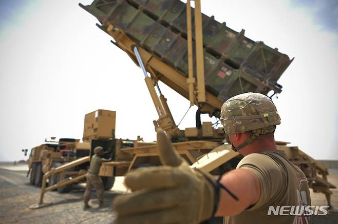 [아부다비=AP/뉴시스] 도널드 트럼프 미국 행정부가 해외 동맹국에 배치된 패트리엇 대공미사일 시스템을 우크라이나에 추가 지원하기로 하고 동맹국과 수송 문제를 논의 중이라고 미국 일간 뉴욕타임스(NYT)가 4일(현지 시간) 보도했다. 사진은 지난 2022년 아랍에미리트의 아부다비 근처에 있는 알다프라 미 공군부대에서 미군포병대원들이 작업을 하는 모습. 2025.05.05.