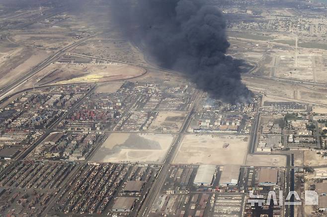 [반다르압바스=AP/뉴시스] ﻿﻿지난달 26일(현지 시간) 이란 남부 도시 반다르 압바스의 항구에서 발생한 대규모 폭발 사고로 인한 사망자가 최종 57명으로 확인됐다. 사진은 폭발이 일어난 직후 반다르압바스 인근 샤히그라자이 항구의 모습. 2025.05.05