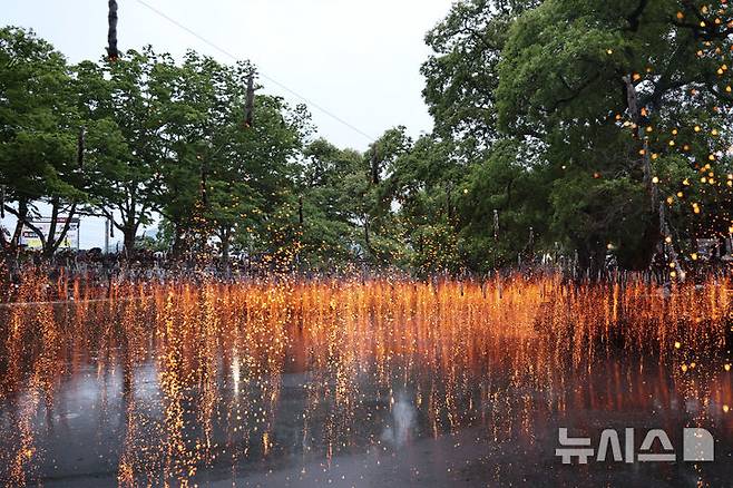 [함안=뉴시스]5일 오후 경남 함안군 함안면 무진정에서 열린 제32회 함안낙화놀이 본행사 중 황금빛 낙화가 장관을 이루고 있다.(사진=경남도 제공)2025.05.05. photo@newsis.com