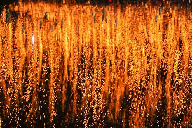 [함안=뉴시스]제31회 경남 함안 낙화놀이.2024.05.15.(사진=함안군 제공) photo@newsis.com  *재판매 및 DB 금지