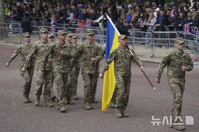 [런던=AP/뉴시스] 영국에서 5일(현지 시간) 유럽 전승절(VE day·5월 8일) 80주년 기념 주간이 시작됐다. 영국 군인과 함께 행진에 나선 우크라이나 군인들. 2025.05.05