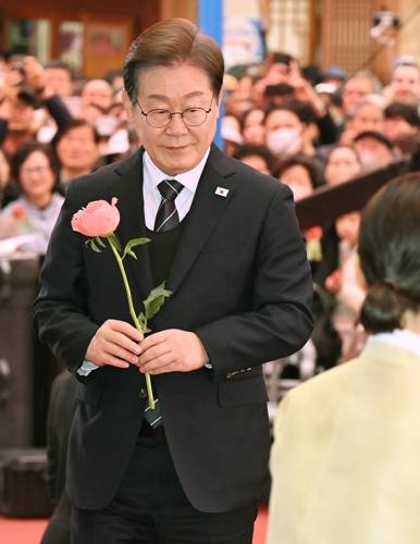 이재명 대선 후보, 부처님오신날 봉축법요식 헌화 [자료: 연합뉴스]